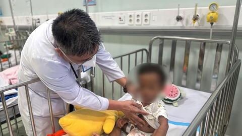 Vụ bạo hành bé trai 2 tuổi ở TPHCM: Bé đã có thể sinh hoạt, ăn và uống sữa