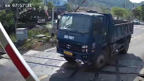CSGT xử lý 71 vi phạm đường sắt trong một ngày, nhiều tài xế vẫn cố vượt cần chắn