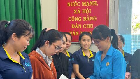 Công đoàn trao 100 suất quà hỗ trợ đoàn viên khó khăn, ảnh hưởng thiên tai