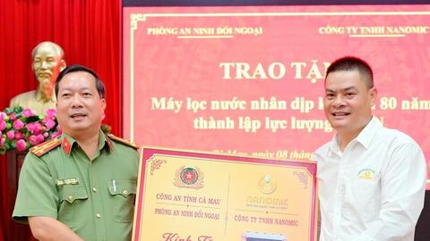 Nanomic trao 22 máy lọc nước cho lực lượng công an và người có công tại Cà Mau