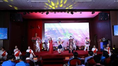 Trao quà cho con của đoàn viên, người lao động khó khăn