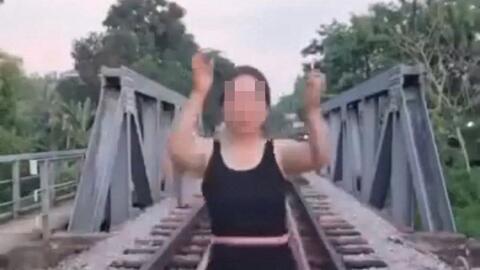 Livestream tập thể dục giữa đường ray tàu hỏa, người phụ nữ bị xử phạt
