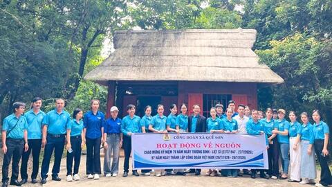 Công đoàn xã Quế Sơn, Đà Nẵng trao tặng quà cho các gia đình chính sách