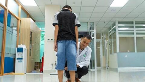 Từ dáng đi kỳ lạ của con, phụ huynh phát hiện bất thường ít ngờ tới