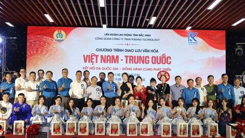 Hơn 1.000 lao động Việt Nam - Trung Quốc giao lưu văn hóa tại Bắc Ninh