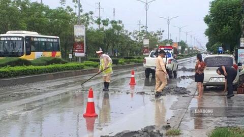 Cảnh sát giao thông Thanh Hóa xử lý xe tải làm rơi vãi đất trên đường