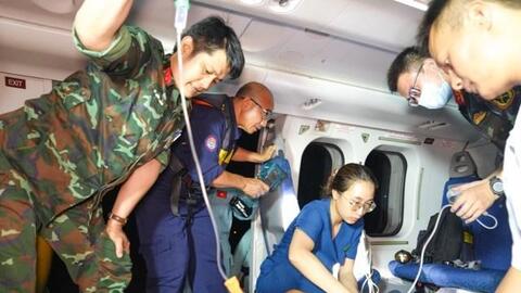 Trực thăng cấp cứu ngư dân bị ròng rọc đập vào mặt, chấn thương sọ não