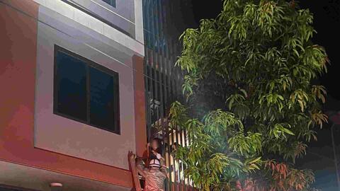 Cháy nhà 6 tầng ở Hà Nội, cảnh sát phá "chuồng cọp" cứu người