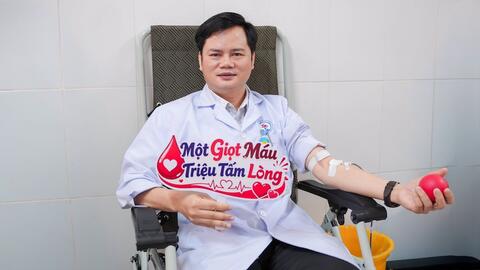 Người lao động Bệnh viện Đa khoa tỉnh Quảng Trị cùng nhau hiến máu