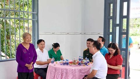 Bàn giao nhà Đại đoàn kết cho hộ nghèo, hộ có khó khăn về nhà ở
