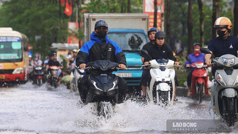 Hà Nội hết mưa, có nơi vẫn ngập nước khiến người dân di chuyển khó khăn