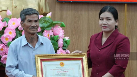 Quảng Ngãi trao thưởng cho người giao nộp tượng thần khỉ hơn 800 năm tuổi