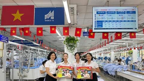 Trao bút chấm đọc tiếng Anh cho con người lao động có hoàn cảnh khó khăn