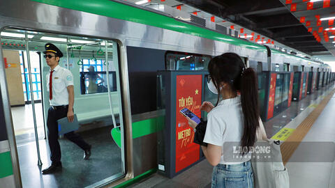 Từ nay, chỉ cần một thẻ vé duy nhất để đi cả xe buýt và metro ở Hà Nội