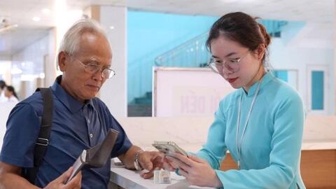 Người dân có thể đăng ký khám bệnh từ xa và tra cứu kết quả trên điện thoại