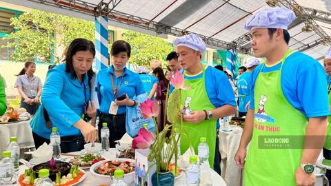 Nam công nhân trổ tài nấu ăn mừng Ngày Phụ nữ Việt Nam 20.10