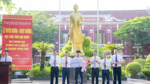 Khen thưởng nam sinh giành Huy chương Bạc Olympic Vật lý quốc tế