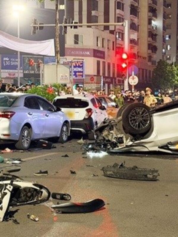 Hà Nội: Tài xế xe Lexus ngủ gật, gây tai nạn liên hoàn, 2 người bị thương