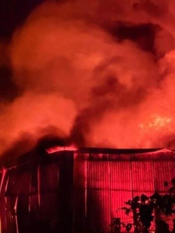 Cháy lớn xưởng gỗ gần Bệnh viện K Tân Triều