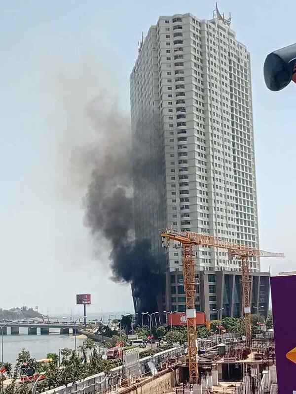 Cháy xe khách giữa trung tâm Nha Trang, cột khói đen bốc cao nghi ngút