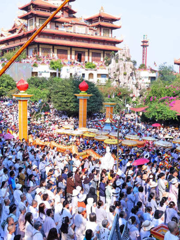 Hàng vạn người đổ về chiêm bái Lễ vía Đức Bồ Tát Quán Thế Âm Đà Nẵng