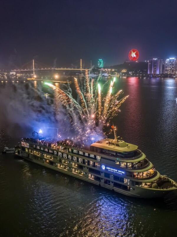 60 tàu du lịch trình diễn Lễ hội ánh sáng trên vịnh Hạ Long