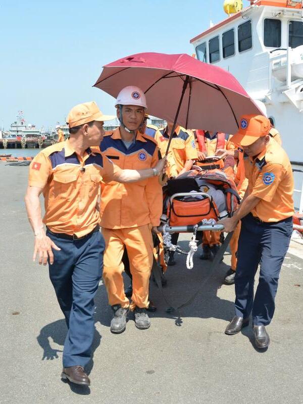 Hỗ trợ đưa thuyền viên nước ngoài gặp nạn vào bờ cấp cứu