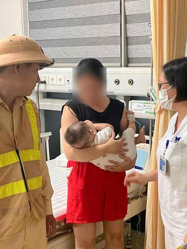 Nhận cầu cứu từ người mẹ, CSGT Hà Nội đưa bé 7 tháng tuổi đến viện kịp thời