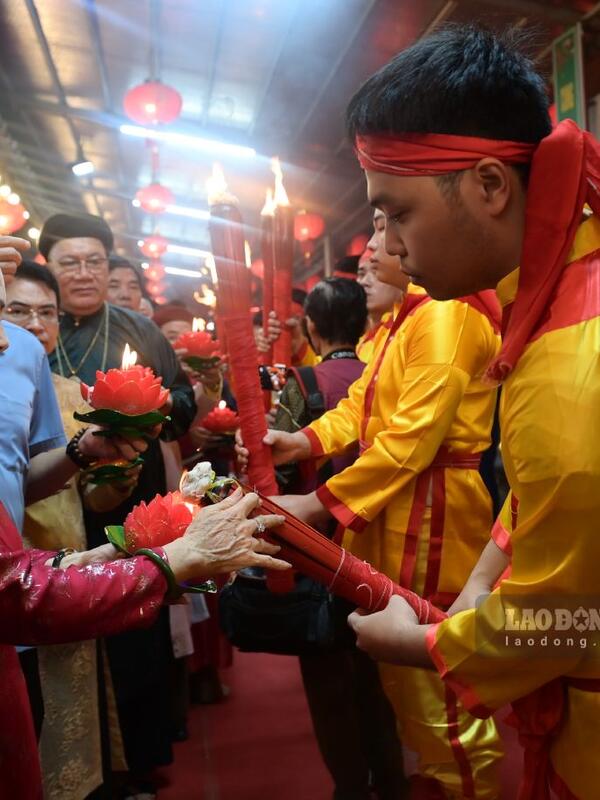 Hàng nghìn người tham gia rước đuốc Lễ hội Phủ Dầy 2026