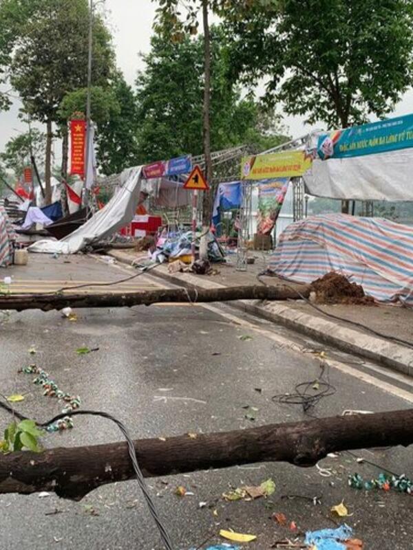 Gian hàng tại một sự kiện của Lễ hội Đền Hùng bị đổ sau mưa lớn