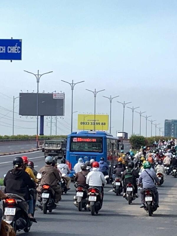 Cửa ngõ TPHCM ùn tắc ngày đi làm lại sau kỳ nghỉ lễ