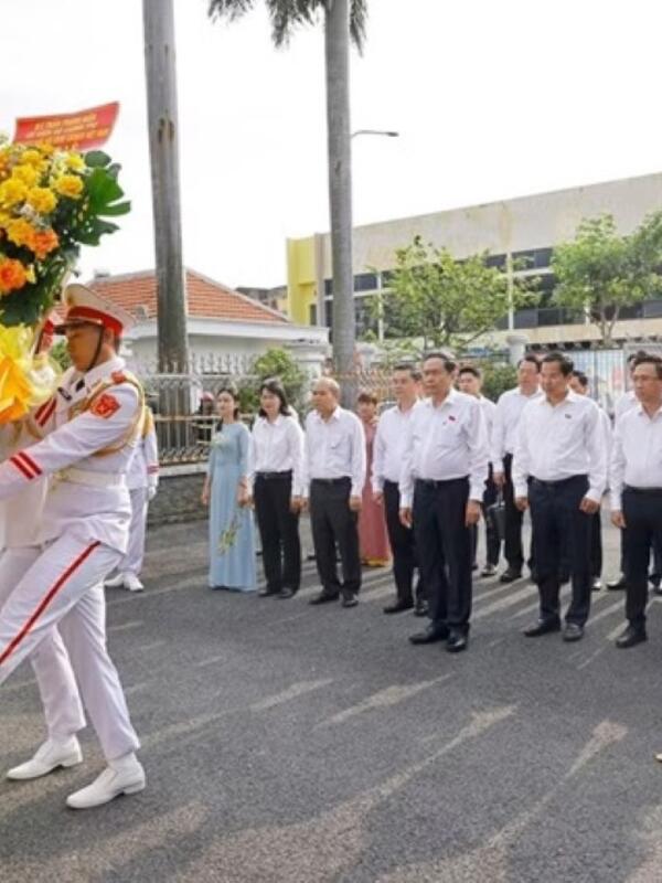 Chủ tịch Quốc hội Trần Thanh Mẫn dâng hương tại Di tích Dinh quận Hóc Môn