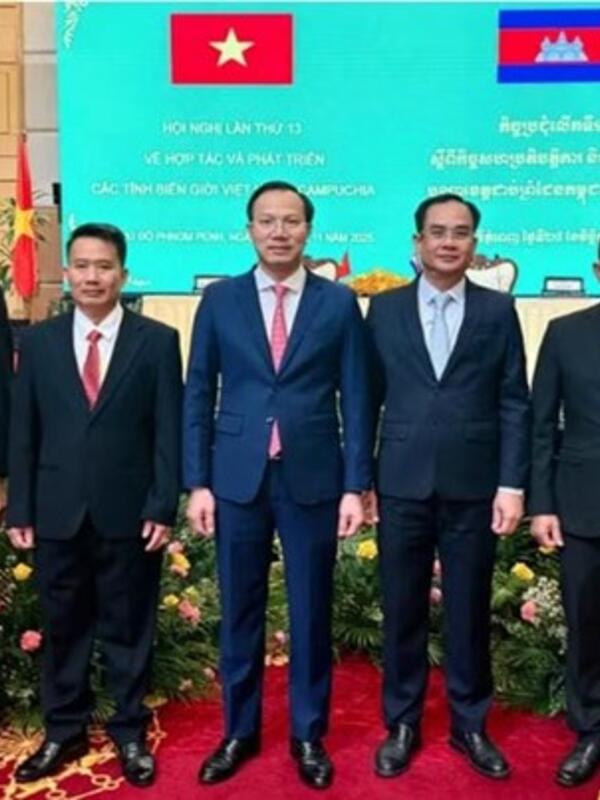 Xây dựng quan hệ hữu nghị với địa phương nước bạn có chung đường biên giới
