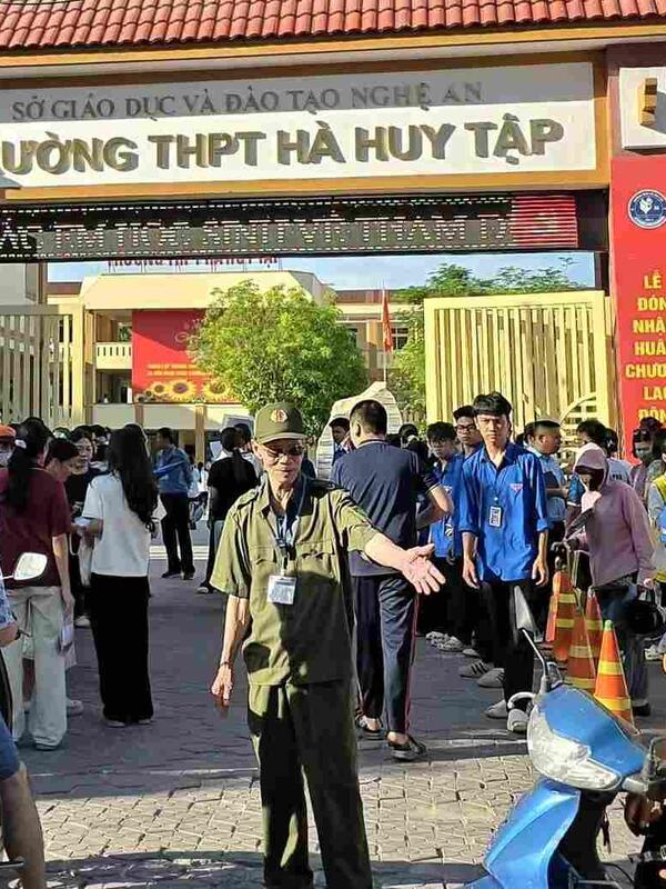 Tiếp sức gần 50.000 sĩ tử Nghệ An thi vào lớp 10