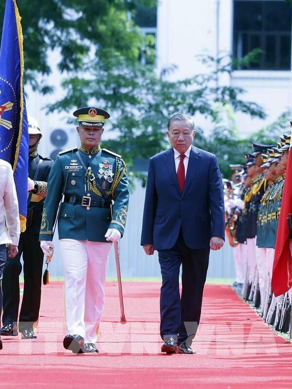 Philippines bắn 21 loạt đại bác chào đón Tổng Bí thư, Chủ tịch nước Tô Lâm và Phu nhân