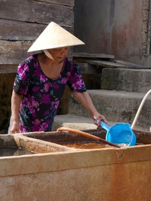 Nước nhiễm phèn, nhiễm mặn khiến hàng nghìn hộ dân thiếu nước sạch