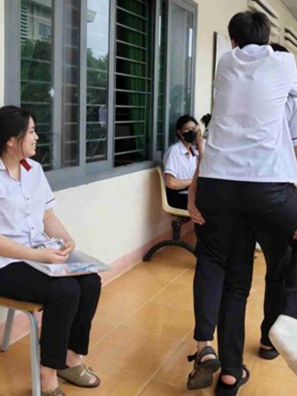 Xúc động hình ảnh nam sinh cõng bạn gãy chân đến phòng thi