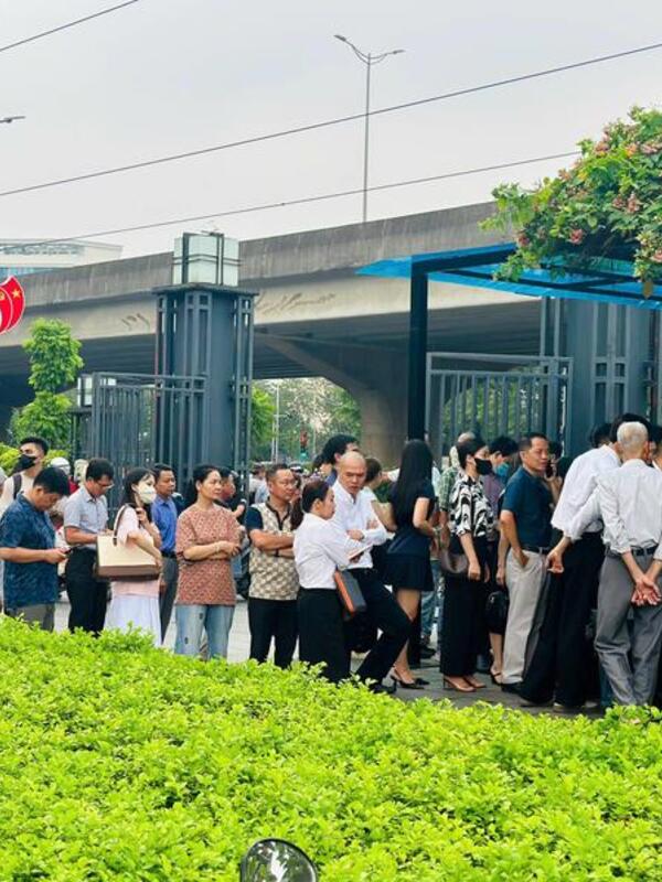 Chùm ảnh: Người dân xếp hàng chờ 'sở thị' Quy hoạch tổng thể Thủ đô