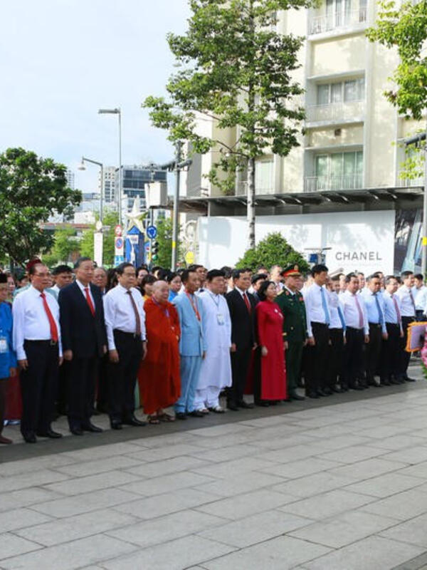 Tổng Bí thư, Chủ tịch nước Tô Lâm và lãnh đạo Đảng, Nhà nước dâng hoa tưởng nhớ Chủ tịch Hồ Chí Minh