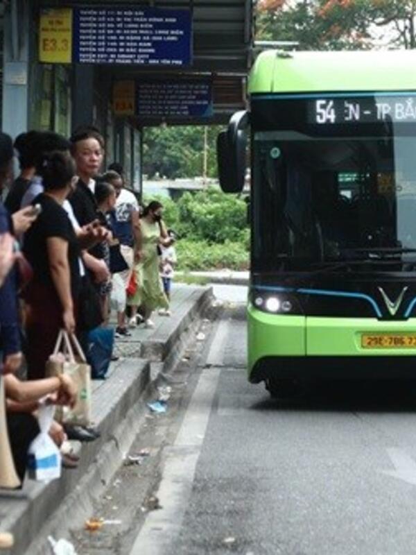 Hà Nội đẩy mạnh chuyển đổi sang xe buýt điện, hơn 280 xe đã đưa vào vận hành