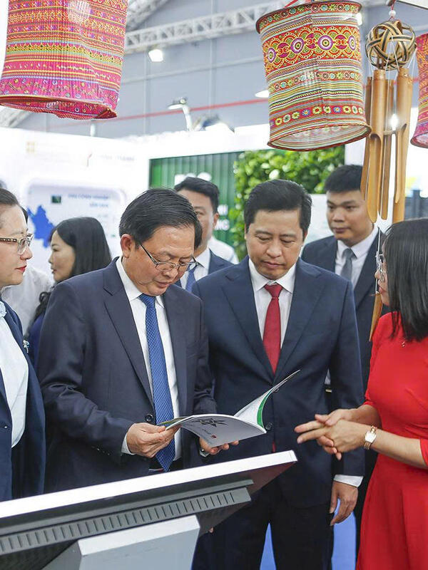Phó Thủ tướng Hồ Quốc Dũng tham quan không gian trưng bày xúc tiến đầu tư của Lào Cai