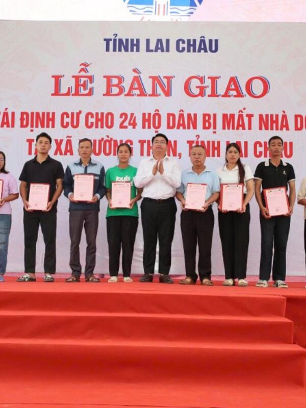 Lai Châu bàn giao nhà tái định cư cho 24 hộ dân mất nhà sau lũ quét