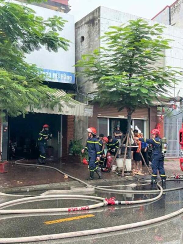 Cháy nhà mặt phố trung tâm Hải Phòng, nghi do chập điện