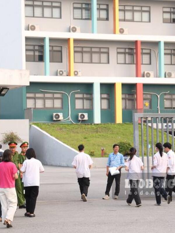 Các thí sinh tại điểm thi Chuyên Tuyên Quang bước vào môn thi lại đầu tiên