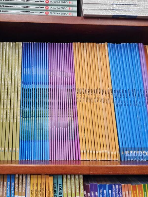 Phụ huynh ở Hà Nội đến nhiều cửa hàng nhưng chưa mua đủ sách giáo khoa cho con