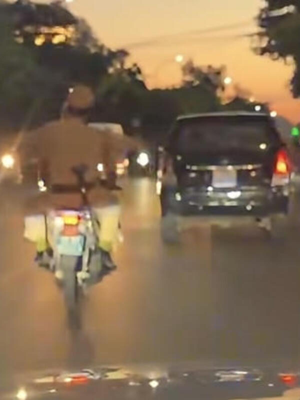 CSGT Hải Phòng dùng xe chuyên dụng đưa người bị nạn đi cấp cứu