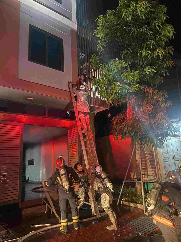 Cháy nhà 6 tầng ở Hà Nội, cảnh sát phá "chuồng cọp" cứu người
