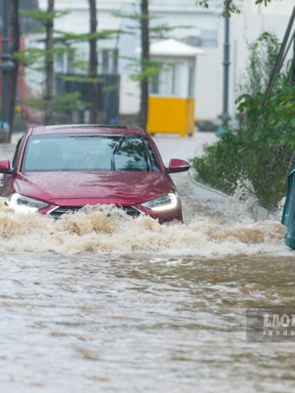 Nhiều phương tiện chết máy khi di chuyển qua điểm ngập ở Hà Nội