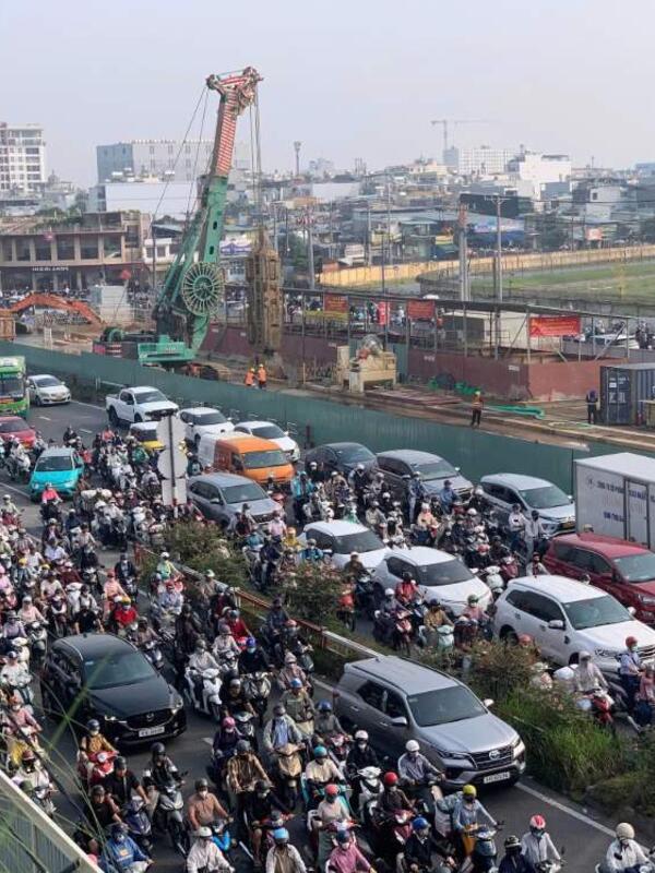 Ngày đầu điều chỉnh giao thông thi công Metro số 2: Nơi thông thoáng, nơi ùn tắc cục bộ