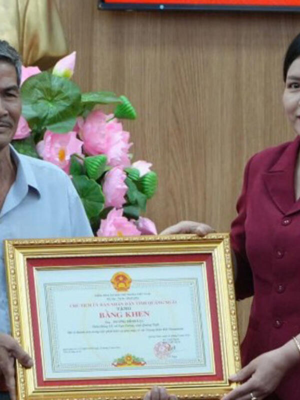 Quảng Ngãi trao thưởng cho người giao nộp tượng thần khỉ hơn 800 năm tuổi